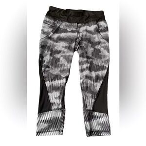 Danskin Now Running/Yoga/Athletic Mesh Leg Capri Pants Size Medium Black/White